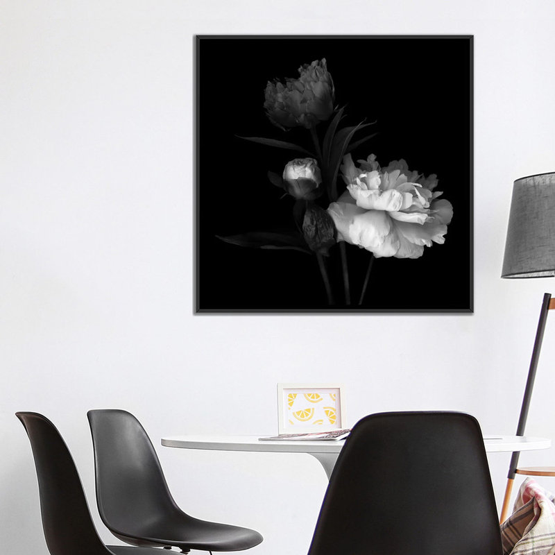 «Peony Mix, B&W» par Magda Indigo, impression sur toile, H 37 po x l 37 po x P 1,5 po, Toile encadrée noire, Pas de tapis