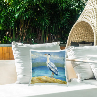 Oreiller imprimé Heron on Cloudy Beach par Lanie Loreth