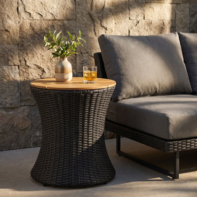 Table d'appoint d'extérieur, table de bout de patio ronde de 17,5 po avec plateau en bois naturel et base de sablier en osier, petite table basse d'extérieur résistante aux intempéries pour balcon, jardin, bord de piscine