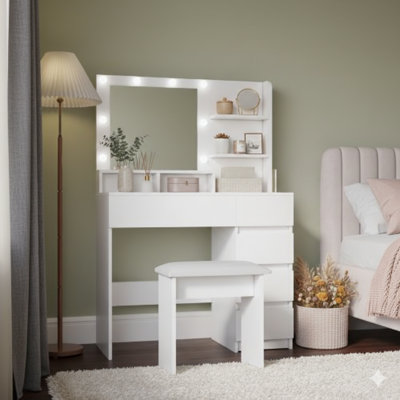 Ensemble de coiffeuse, un bureau de maquillage avec miroir et lumière. Cette coiffeuse offre un vaste espace de rangement, trois modes d'éclairage avec une luminosité réglable, en blanc et comprend un tabouret.