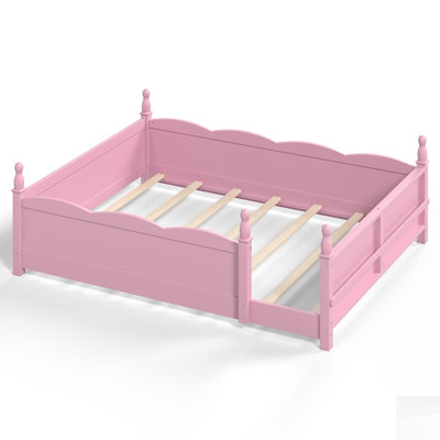 Lit sur pied avec garde-corps pleine longueur, à côté de la bibliothèque, conception enfantine pour enfants, d'inspiration Montessori