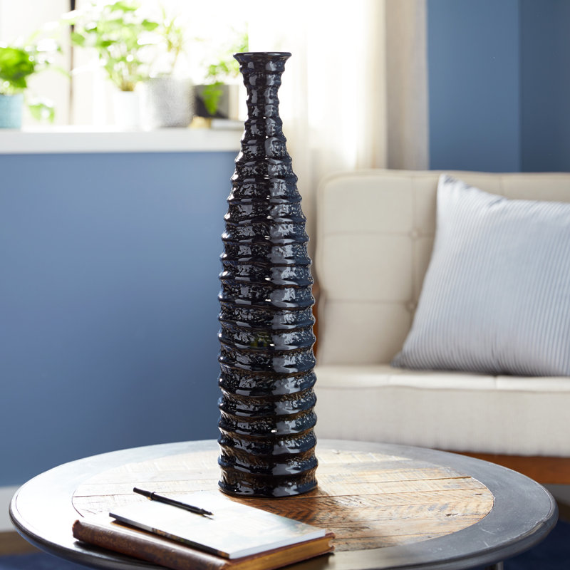 Vase décoratif en céramique noir avec texture ondulée