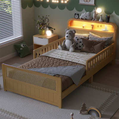 Structure de lit simple en rotin avec lumières DEL et tête de lit avec rangement, lit plateforme avec barrières de sécurité pour enfants (matelas non inclus)