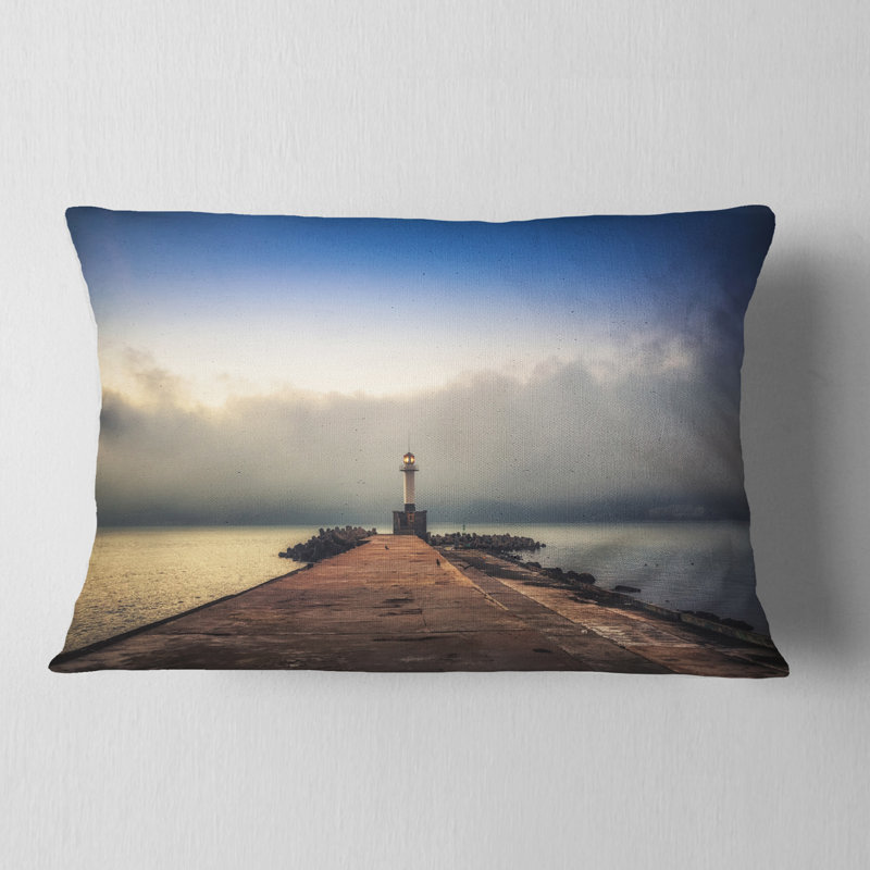 Coussin décoratif à motif de jetée et de pont «Lighthouse on Coast and Cloudy Sky»