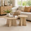 Ensemble de tables basses gigognes de style rétro avec base croisée, hauteurs optimisées pour un canapé, conception peu encombrante et finition en grain de bois réaliste.-130632611