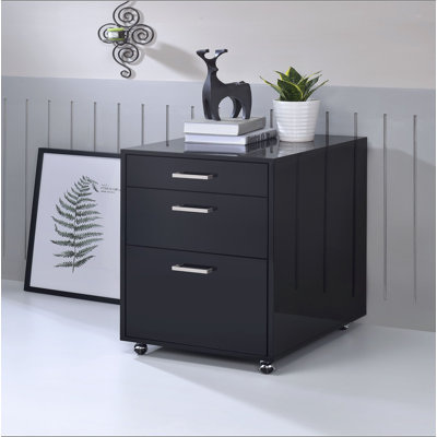 Armoire noire à finition brillante et chromée
