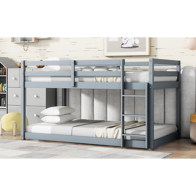Le lit simple au-dessus d'un lit mezzanine gris en bois d'hévéa offre un lit d'ambiance relaxant et robuste