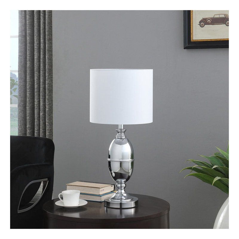 Lampe de table urne chromée argentée 25 pouces Ambros - Lampe de chevet moderne avec abat-jour en lin de coton blanc pour le salon de la chambre à coucher
