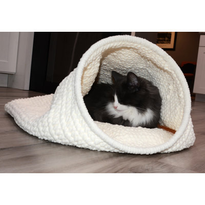 Handmade Crochet Cat Cave Pet Bed – Cozy Cat Nest & Enclosed Hideaway in Ivory
