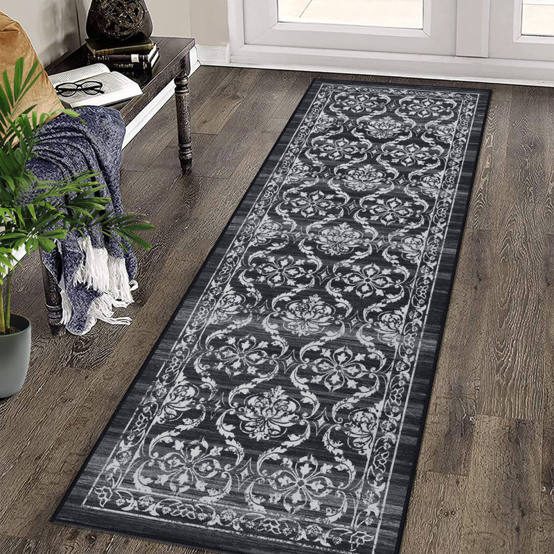 Tapis en polyester tressé à la machine Floral en gris / noir, Tapis de couloir 2 pi x 6 pi