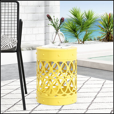 Élégante table de bout d'extérieur en métal avec une fabrication en fer durable et un élégant motif circulaire, parfait pour les espaces modernes.