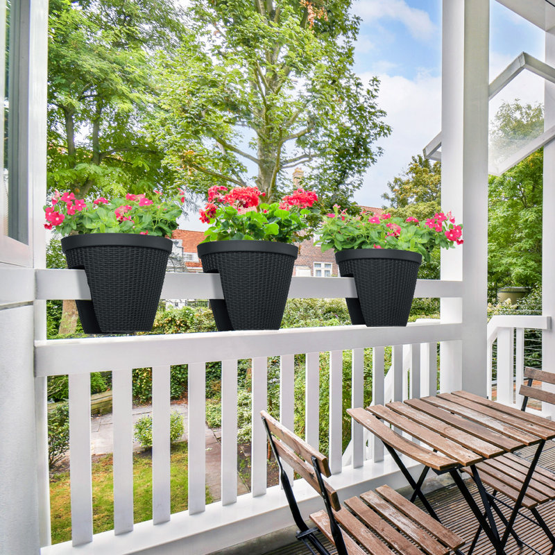 Quindarrius Outdoor Railing Planter, Black