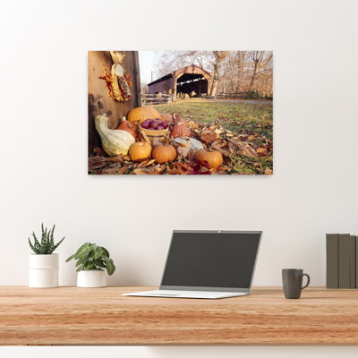 «1960s Autumn Scenic», pont couvert avec récolte de légumes au premier plan, art mural rétro rétro
