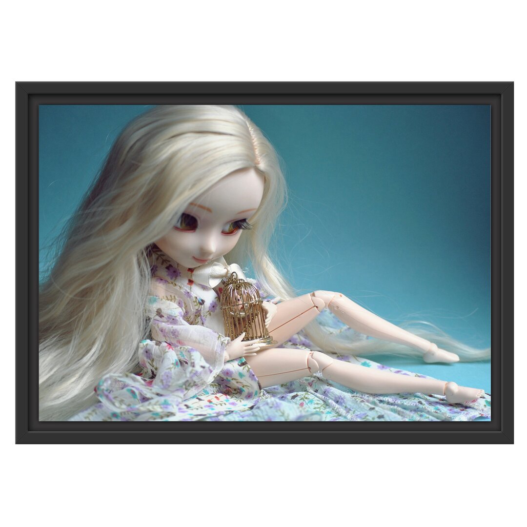 Gerahmtes Wandbild blonde Pullip-Puppe mit Vogelkäfig