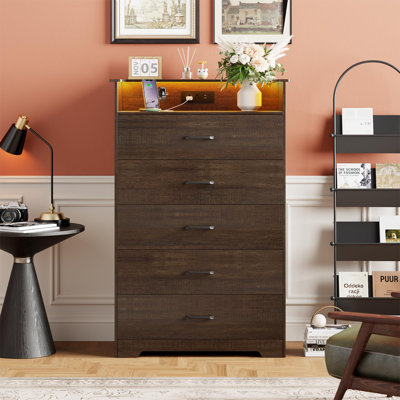 Commode 5 tiroirs pour chambre à coucher - Commode verticale de 51 po de hauteur avec éclairage à DEL et station de charge, grand meuble télé