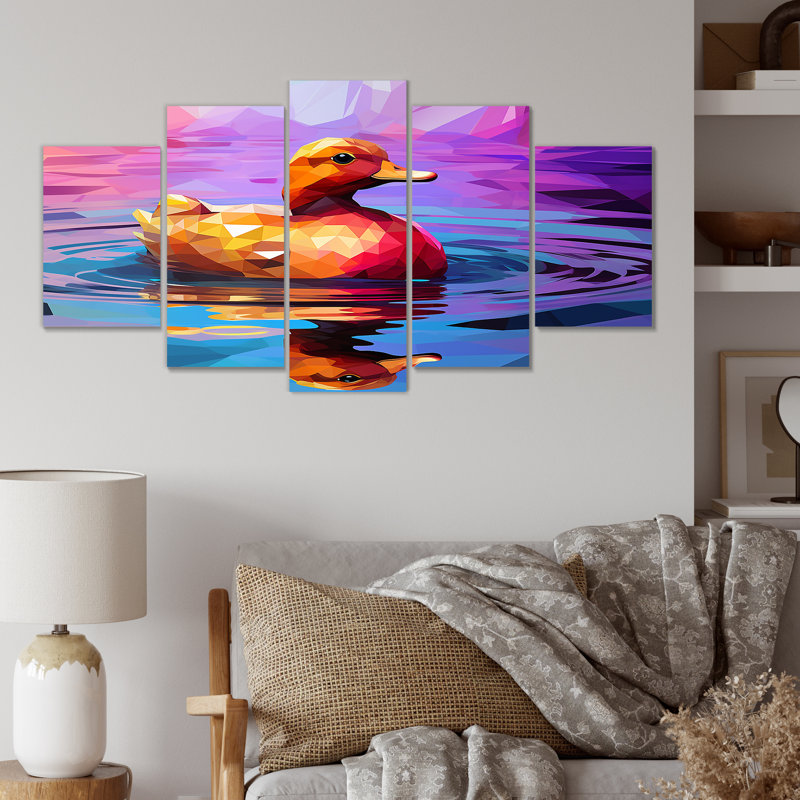 Canard jaune sur un lac mauve