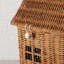 Panier en forme de maison et passe-temps