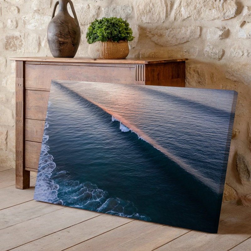 Toile, "Une scène côtière sereine au crépuscule" présentant un art mural doucement ondulé, "Vague d'océan" capturée à partir d'une perspective élevée
