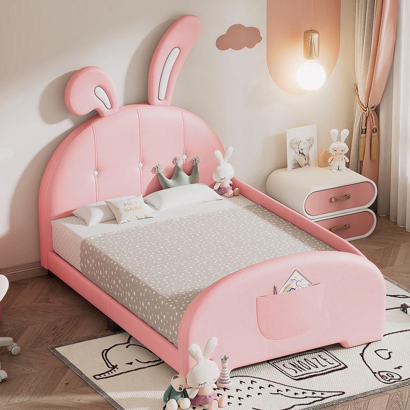 Lit plateforme tapissier en forme de lapin avec tête de lit et pied de lit, parfait pour créer un environnement de sommeil magique