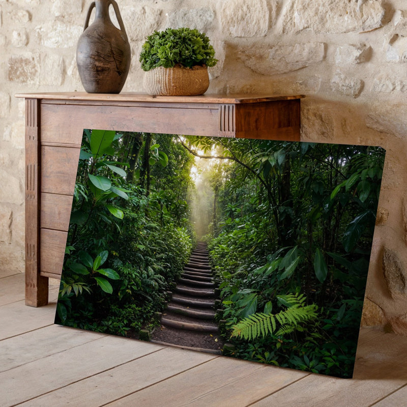 Toile, "Tranquil Jungle Path" méandre à travers une forêt tropicale dense avec un feuillage vert imposant de chaque côté