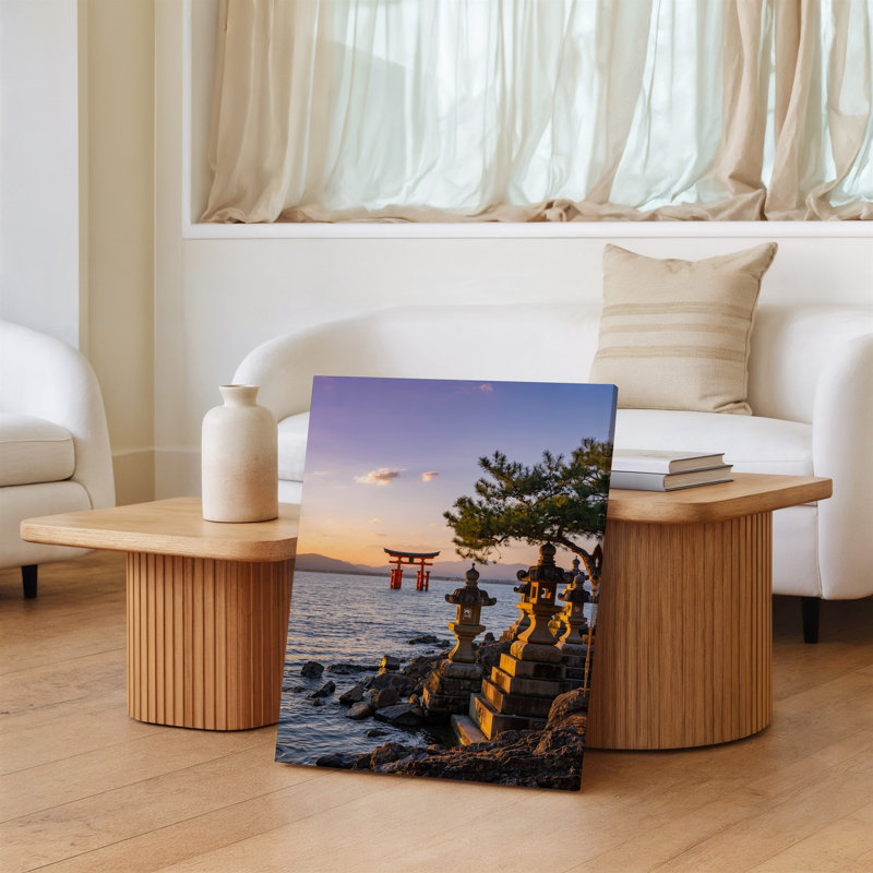 Toile, "Sereine coucher de soleil sur un front de mer tranquille au Japon", art mural avec une porte traditionnelle rouge Torii