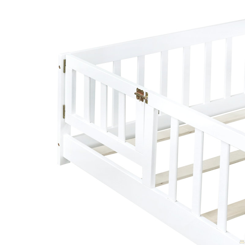 Lit double pleine grandeur avec clôture et porte, lit en bois d'hévéa avec garde-corps de sécurité, Lit double, Blanc