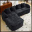 Canapé en forme de L en chenille noire qui s'agence bien avec n'importe quel salon. Il est doté d'une éponge hautement élastique pour une sensation d'assise confortable, d'accoudoirs courbés et de quatre coussins décoratifs.-2101193873