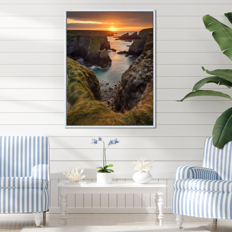 Coucher de soleil sur la falaise II sur toile, H 40 po x l 30 po x P 1,5 po, Cadre flottant blanc