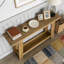 Canapé étroit, console à deux niveaux