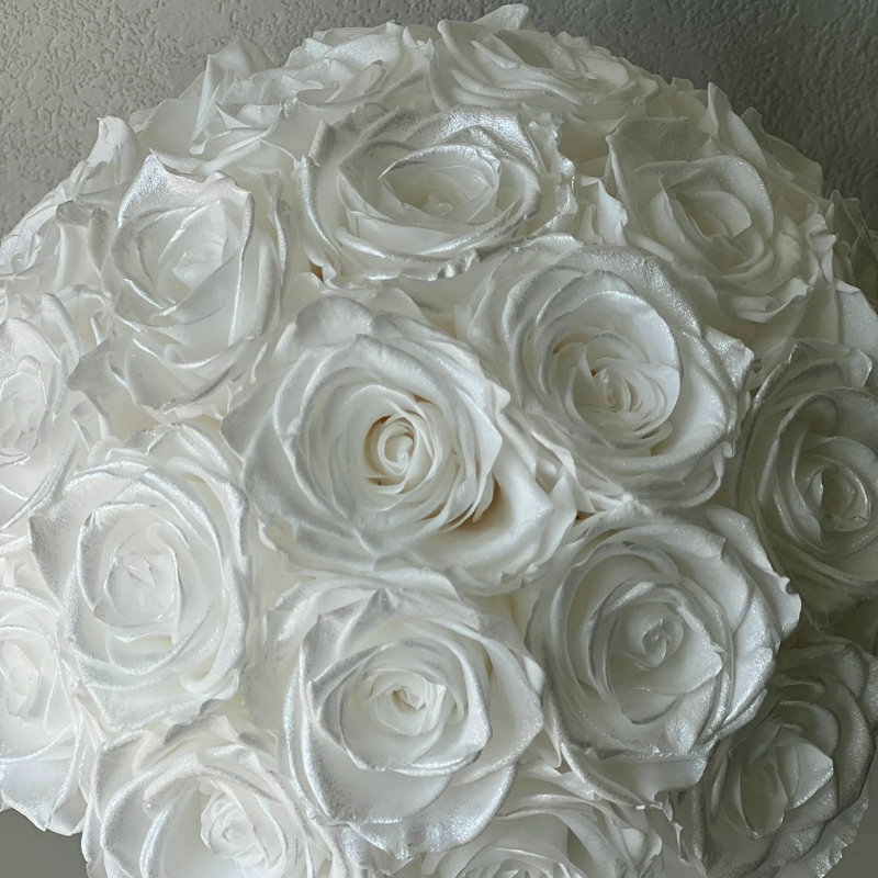 Arrangement floral de roses conservées, Blanc