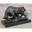 Sculpture de taureau chargeant