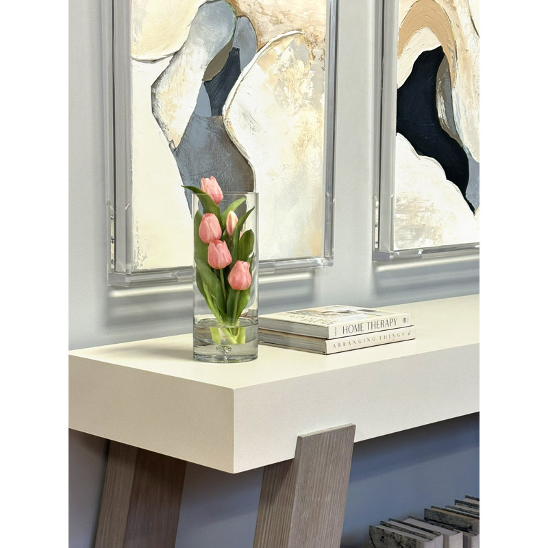 Tulipes disposées dans un vase en verre