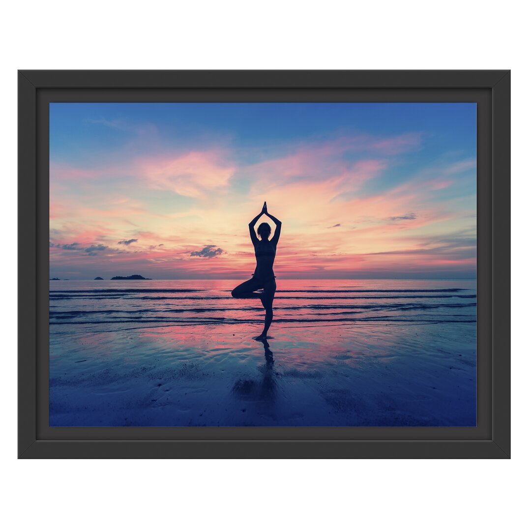 Yoga am Strand Gerahmter Kunstdruck