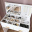 Bureau de coiffeuse rabattable avec miroir à DEL et prise de courant intégrée - coiffeuse de maquillage avec 2 tiroirs, rangement ouvert, crochets à bijoux (sans tabouret inclus)