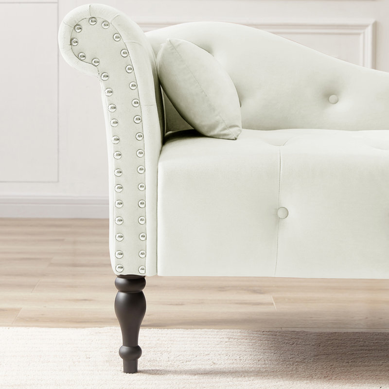 Chaise longue en velours blanc avec garniture cloutée époustouflante, pieds, boutons et oreiller en bois massif, Blanc