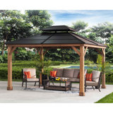 Pavillon de jardin extérieur en bois de cèdre 11 pi x 13 pi avec toit rigide en acier noir Sunjoy