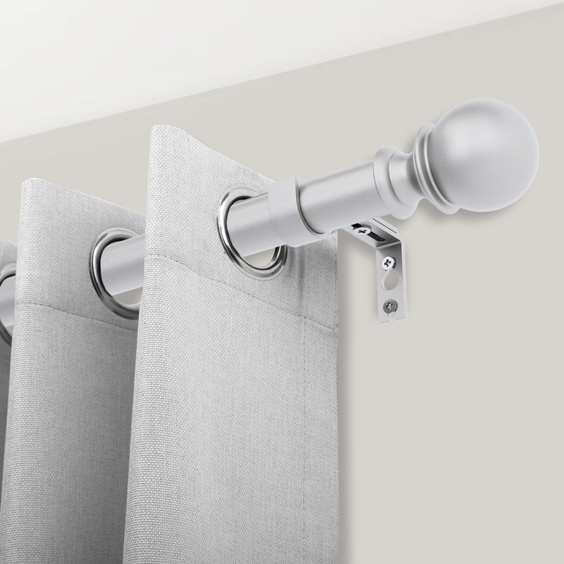 Tringle à rideaux ajustable robuste de 1 po avec embouts sphériques Danikah, 168" - 240", Argent mat