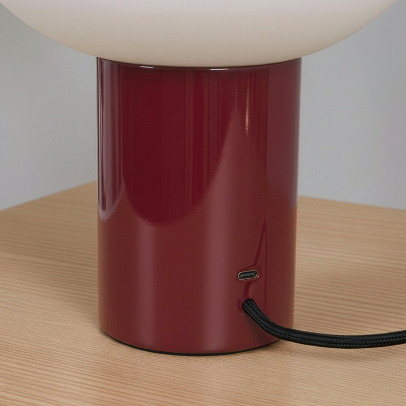 Lampe de table moderne à DEL 9,5 po avec abat-jour ovale en verre givré et port USB-C Ivy Red, Métal métal, Rouge