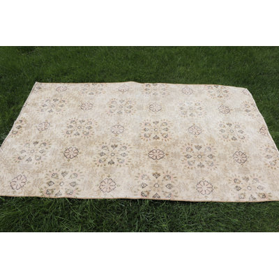 Tapis turc rétro fabriqué à la main avec des motifs floraux beige doux, idéal pour accentuer votre espace