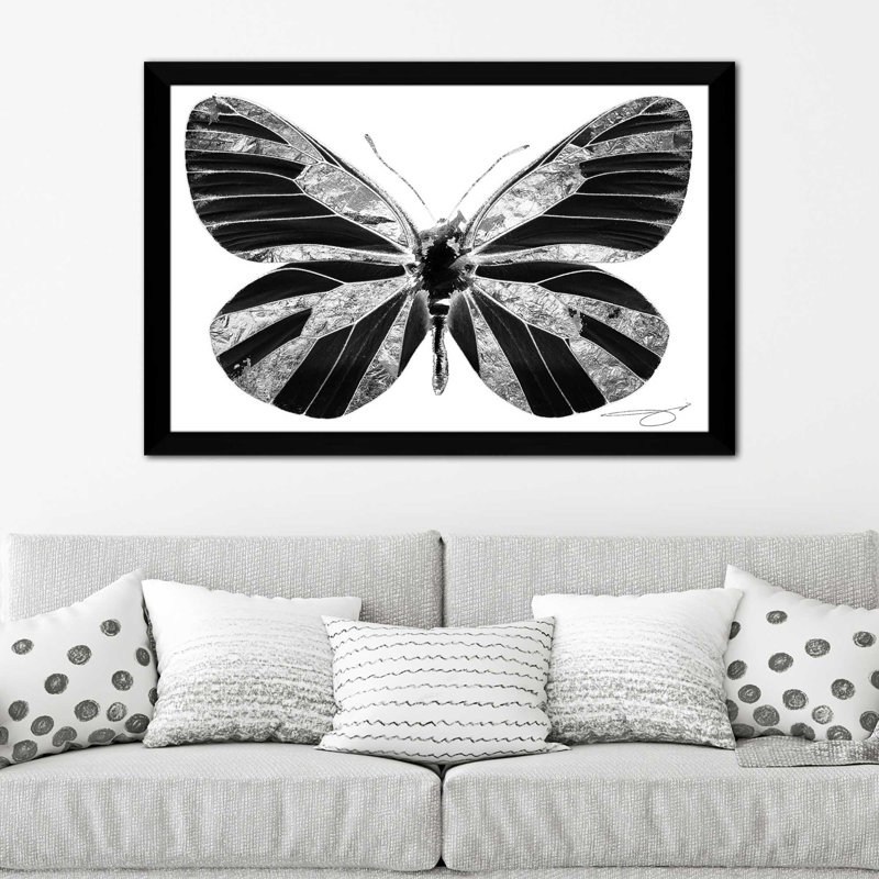 «Silver Butterfly (Horizontal)» par Jodi - impression, H 27,5 po x l 39,5 po x P 0,75 po, Cadre noir