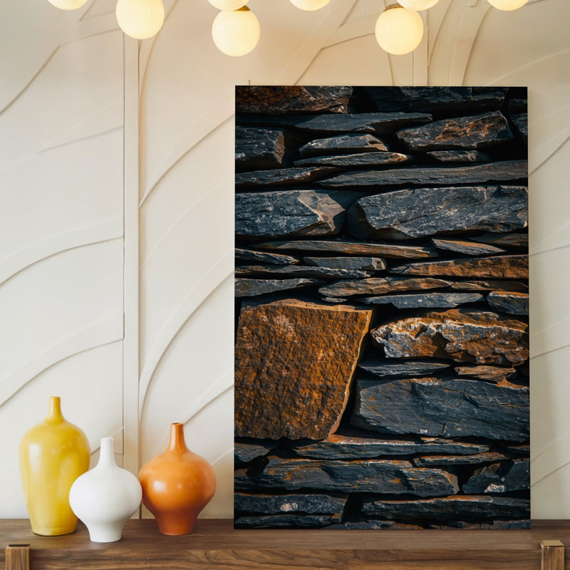 Toile, vue rapprochée d'un mur de pierre texturée mettant en vedette un arrangement complexe de pierres d'ardoise foncées de formes variées