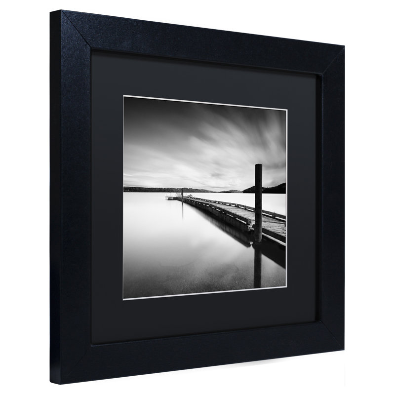 "Stand By" par Moises Levy, reproduction de photo encadrée en noir, H 11 po x l 14 po x P 0,5 po