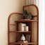 Vitrine d'angle simple et classique en rotin