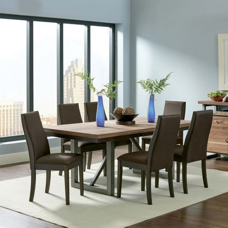 Table de salle à manger extensible Rivera avec mécanisme d'extension facile à utiliser, parfaite pour recevoir et pour un usage quotidien. (Table seulement)