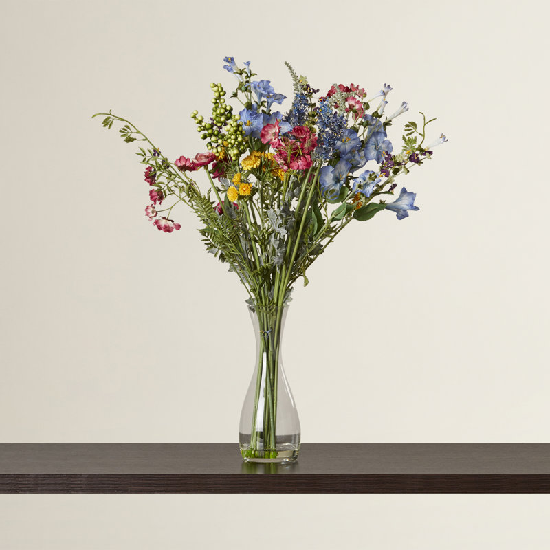 Arrangement floral mixte de jardin dans un vase