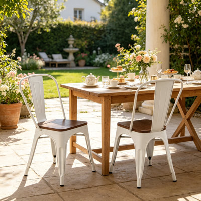 Ensemble de 2 chaises de salle à manger industrielles en métal blanc lustré avec siège en bois noyer à hauteur de siège empilable de 18 pouces, intérieur extérieur, surface légère facile à nettoyer, assemblage facile, conception moderne de 18 pouces