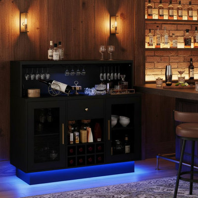 Armoire de bar rustique moderne avec lumières DEL et portes en verre - Station de café et de vin avec tablettes de rangement, porte verrouillable, comptoir spacieux pour la cuisine, la salle à manger, les meubles de salle de jeux