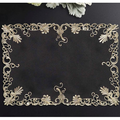 Chemin de table et napperons Niva de la collection Chantelle pour un élégant décor de table de Noël