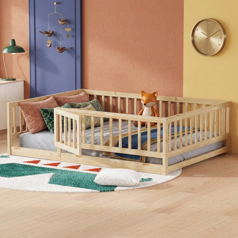 Lit de sol de taille longue de 77,0 po avec clôture et porte Montessori - Cadre de lit pour tout-petit en bois massif avec lattes - Lit transitionnel sécuritaire