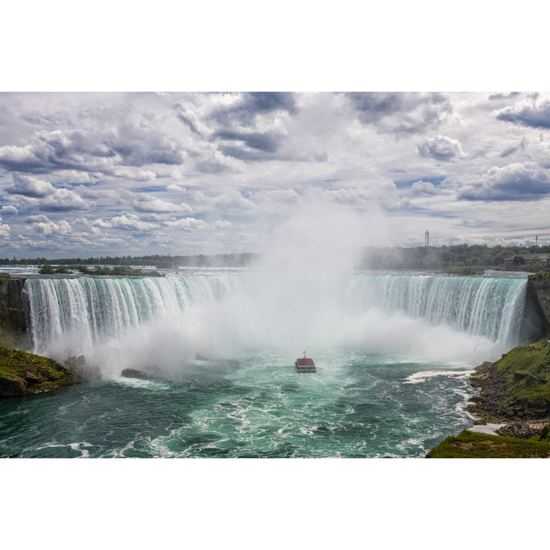 Tourboot an den Niagarafällen - Leinwandbild